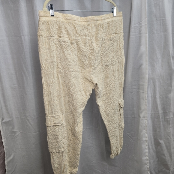 Johnny Was Cream Cargo Jogger Embossed Texture Pants - Picture 9 of 10